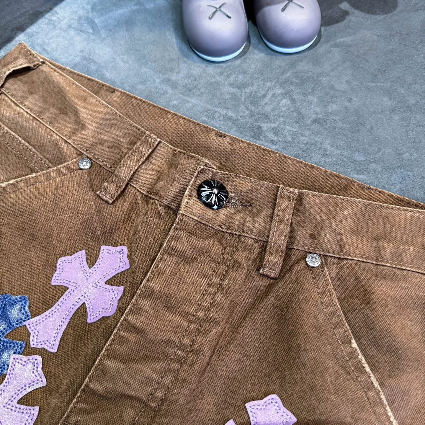 P300 Chrome Hearts Chrome Hearts Brown Logging Purple Multi-Leather Jeans Multi-leather Label Work Jeans CH Jeans All need to be washed and then disassembled and hand-stitched with sheepskin cross leather and then spliced together to complete. The whole process is too complicated to describe. About Chrome Hearts This is an extremely luxurious fashion brand that can also be called the aristocrat of the high street. It has always been an exclusive brand for some hipsters or the rich second generation. Compared with ordinary high streets, it is more luxurious and noble. Compared with luxury brands, it has a more fashionable personality. It has always been a brand that I have a special liking for. Color: Brown Size: 28 30 32 34 36